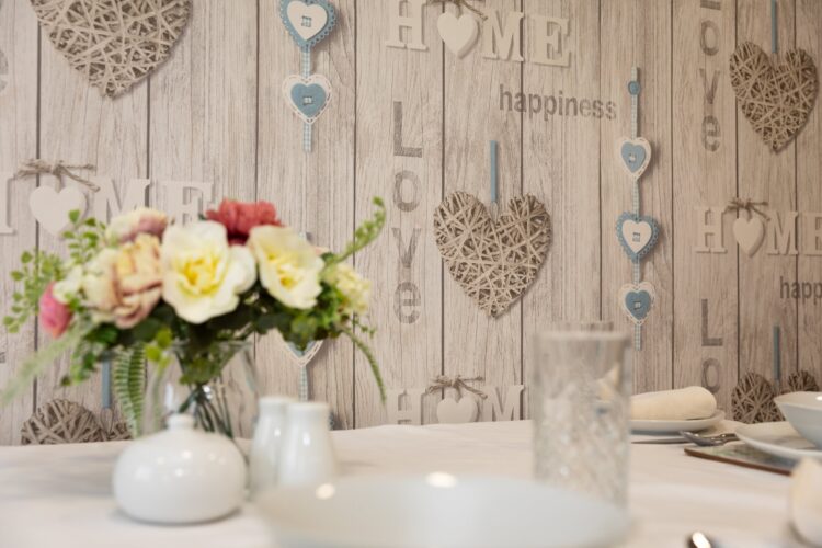 dining-setup-with-decorations