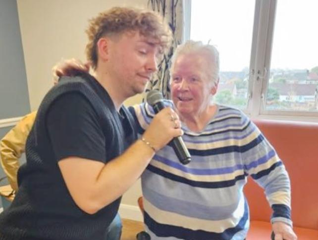 singer with resident at maples care home